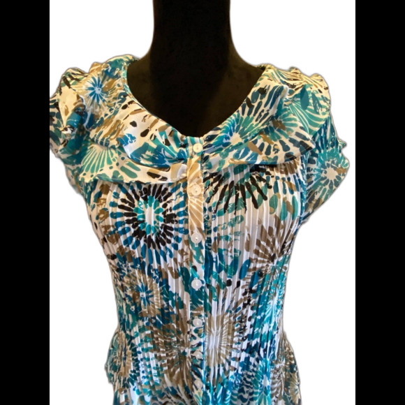 East 5th  Blouse Women’s Size ? Medium or  Large Top Cap Sleeved Collared - Picture 2 of 9